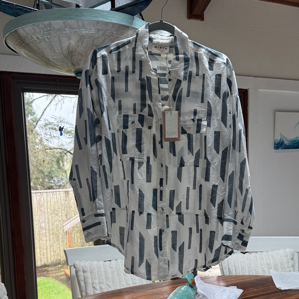 Mirth Women's Ivory & green silky Patterned Button-Up Blouse NWT